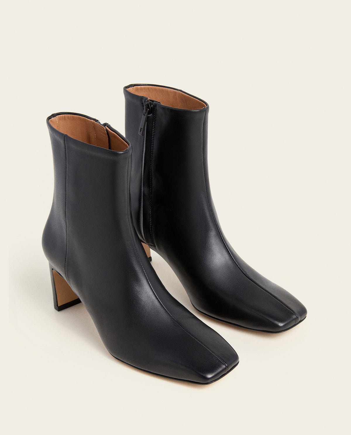Moa Leather Black